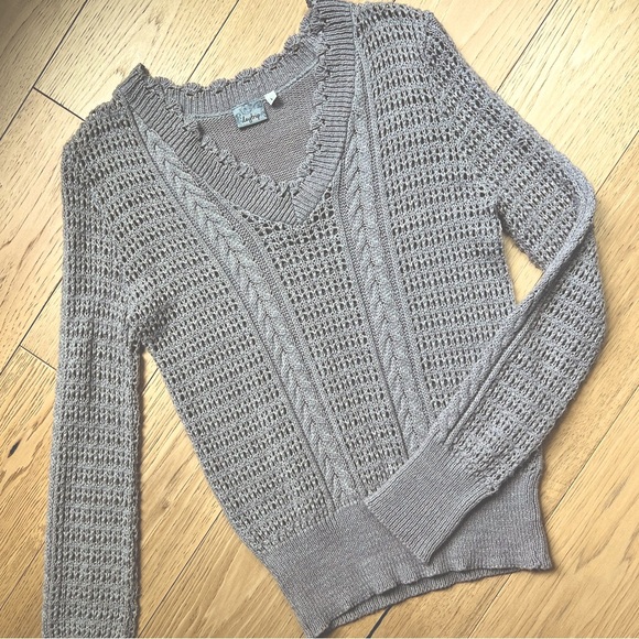 ⭐️BOGO FREE⭐️ DAYTRIP Like New V-Neck Knit Sweater - Picture 5 of 9